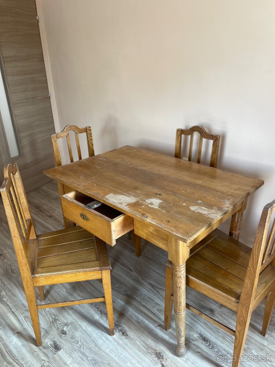 Starožitnosť- cca 100ročný stôl + 4 stoličky