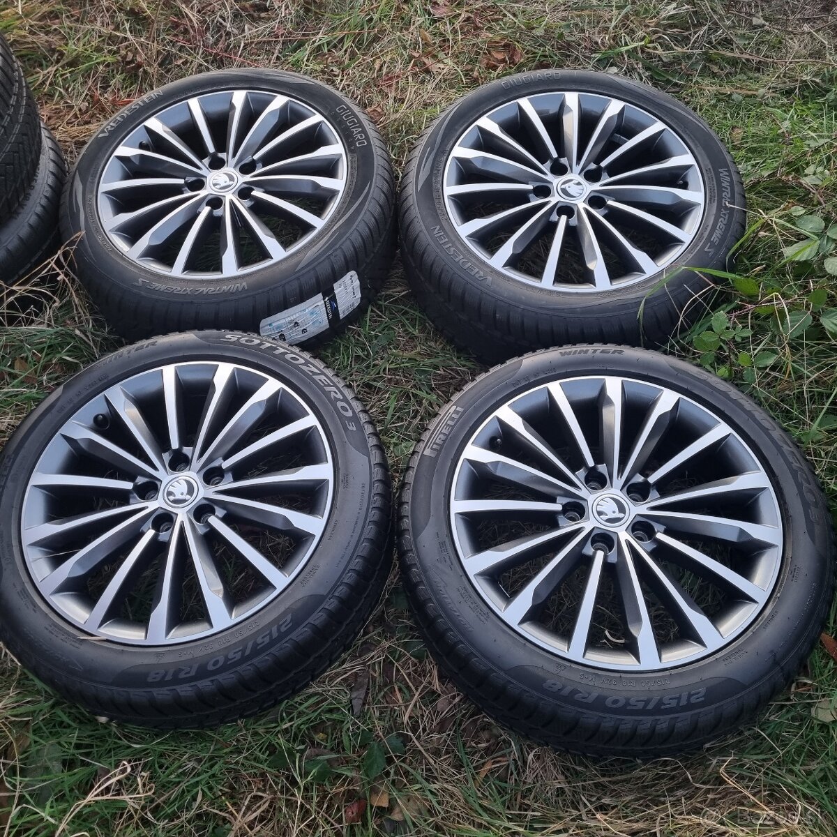 Karoq sada Trinity R18 Antracit