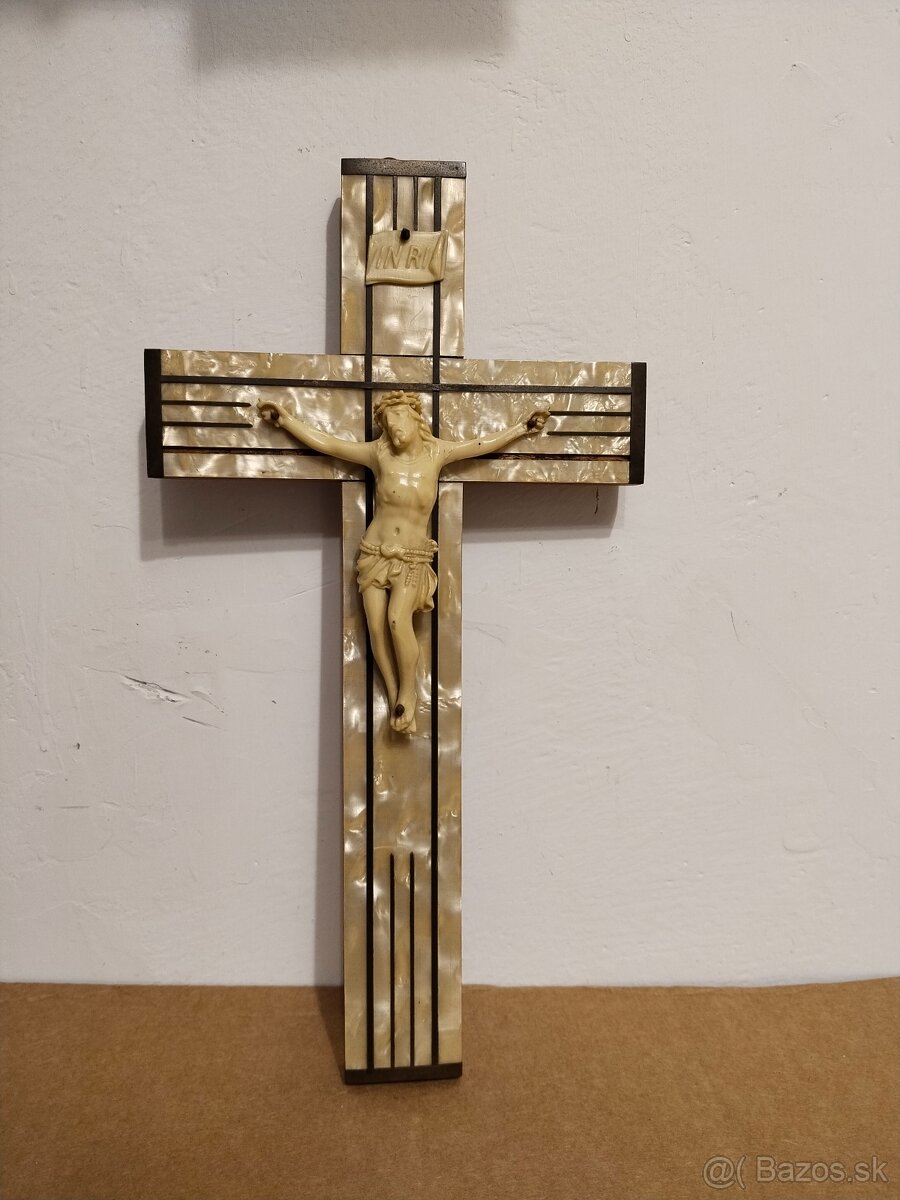 Perleťový kříž s duší minulosti