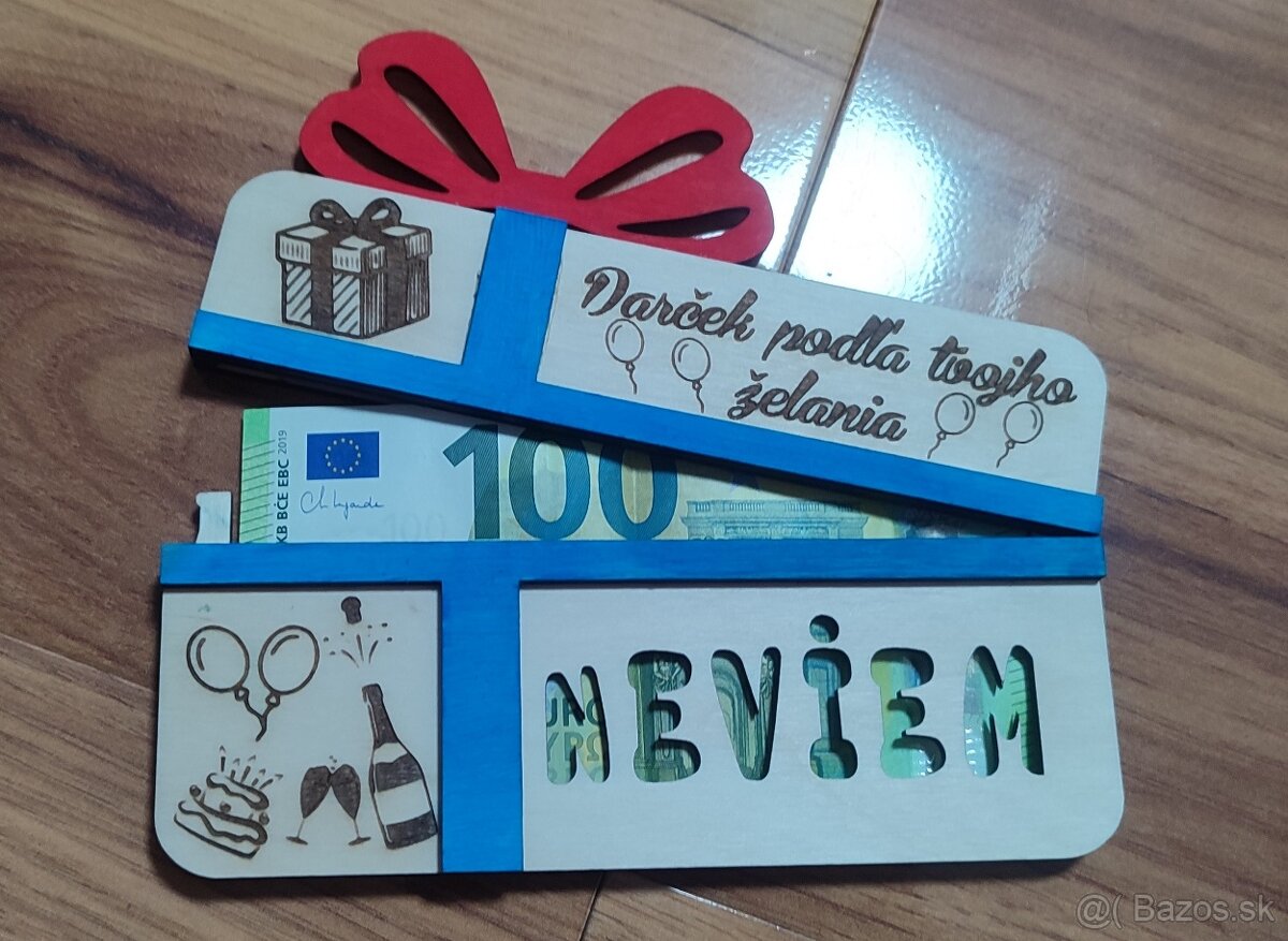 Drevená darčeková karta na peniaze v tvare darčeka Neviem