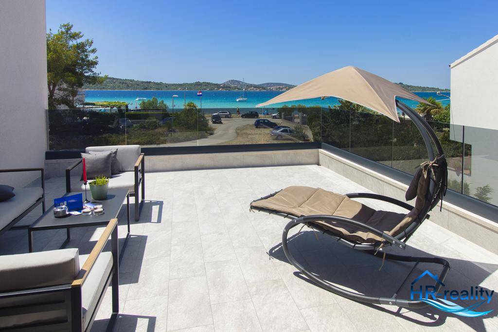 Vodice, Srima – zariadená vila v 2.rade od mora