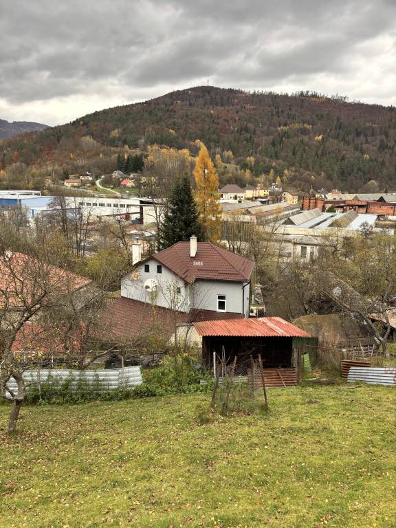 Veľký dvojgeneračný rodinný dom v obci PRAKOVCE
