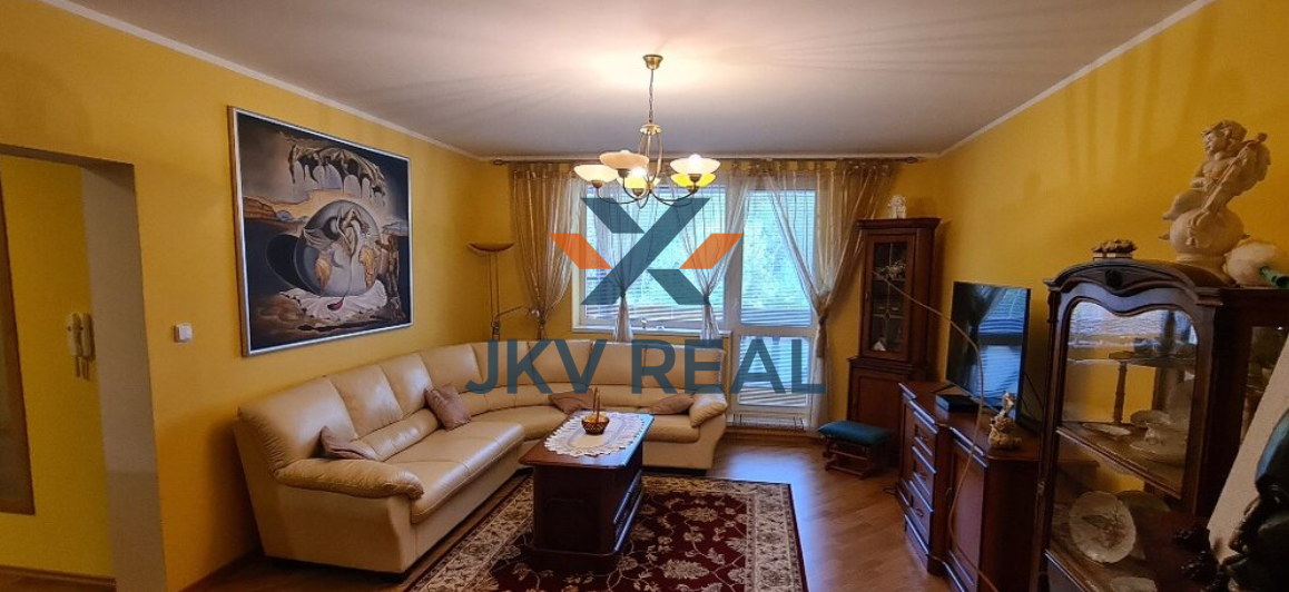JKV REAL ponúka na predaj luxusný apartmán s terasou a panor