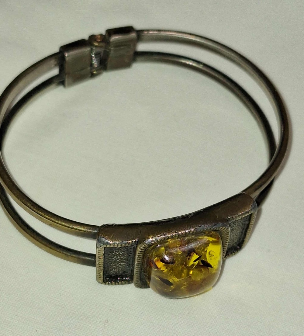 NÁRAMOK S JANTÁROM STARÝ