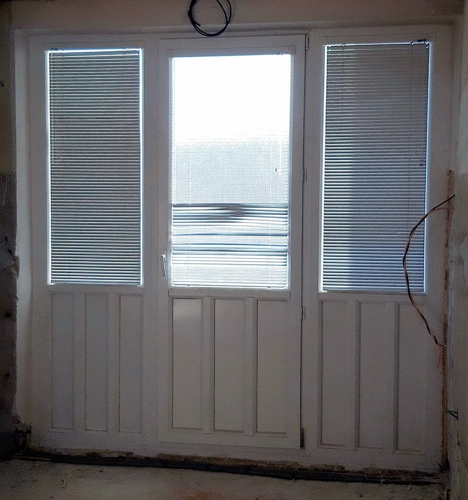 PLASTOVÉ DVERE (BALKÓNOVÉ) SO SVETLÍKMI