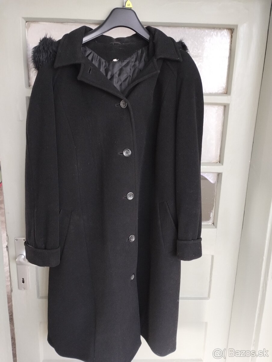 Čierny kabát s kapucňou.