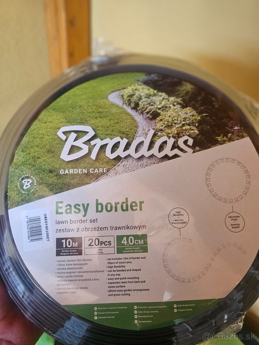 Plastový neviditeľný obrubník.