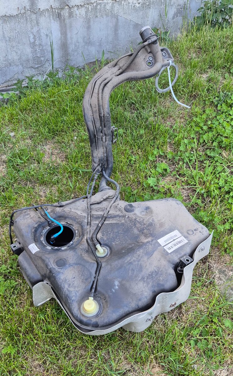 Predám palivovu nadrz Octavia II benzin