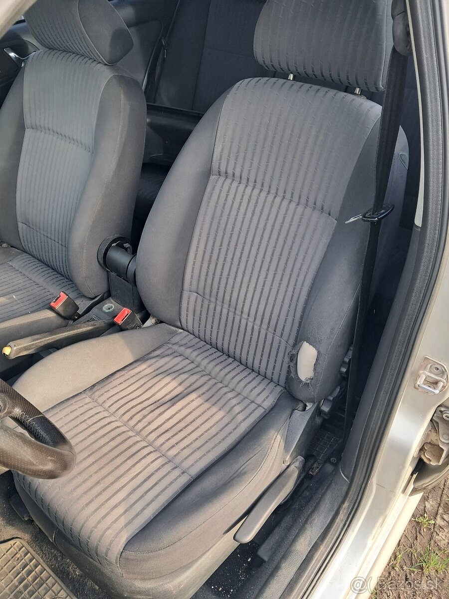 Predám sedačky octavia1