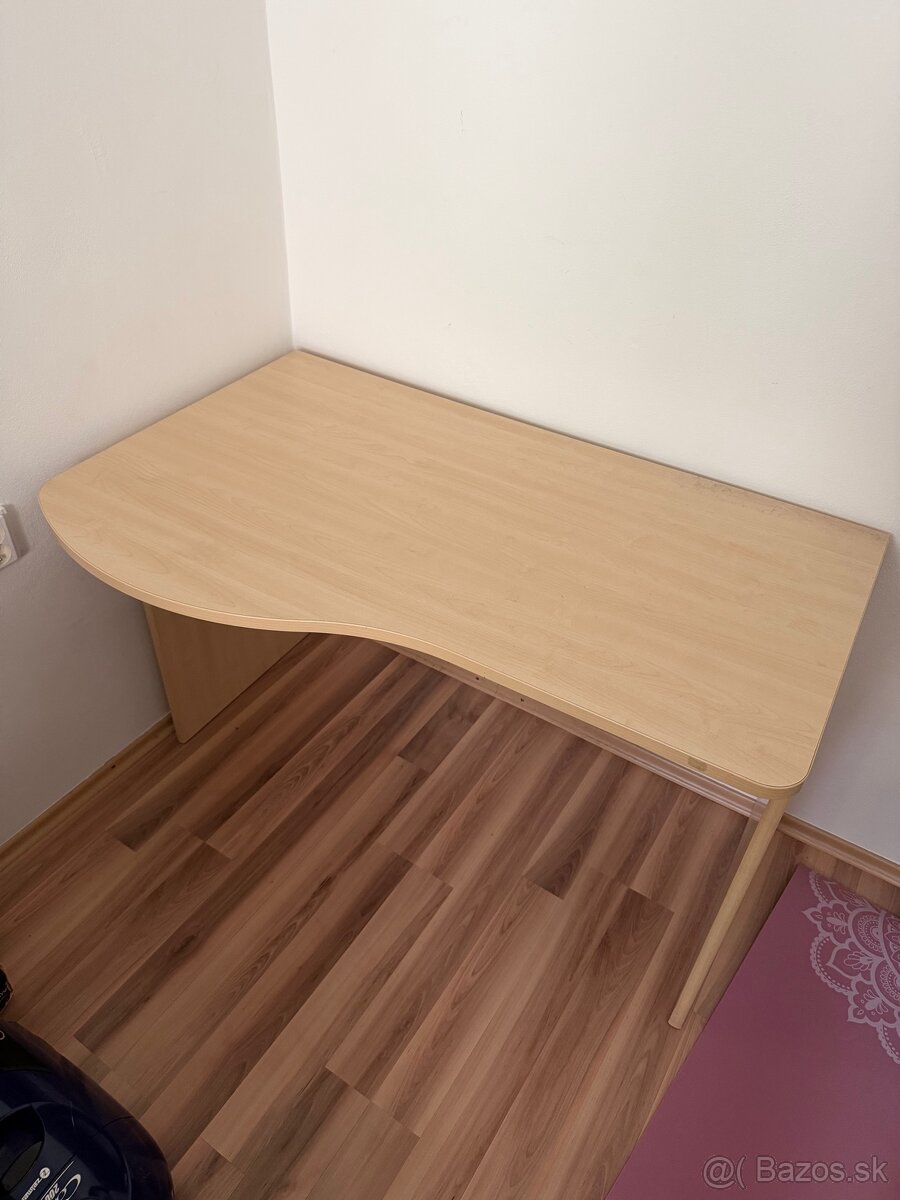 Stôl a šuflíky na kolieskach