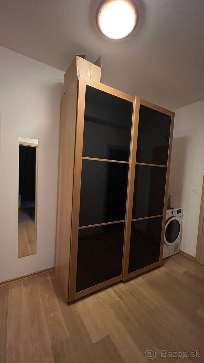 Šatníková skriňa
