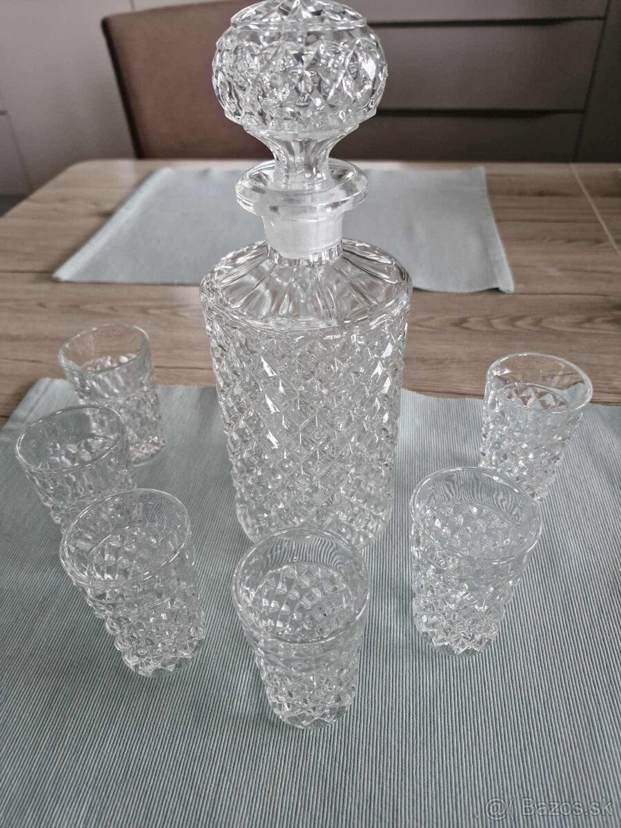 Luxusná brúsená sklenená karafa so 6 pohárikmi