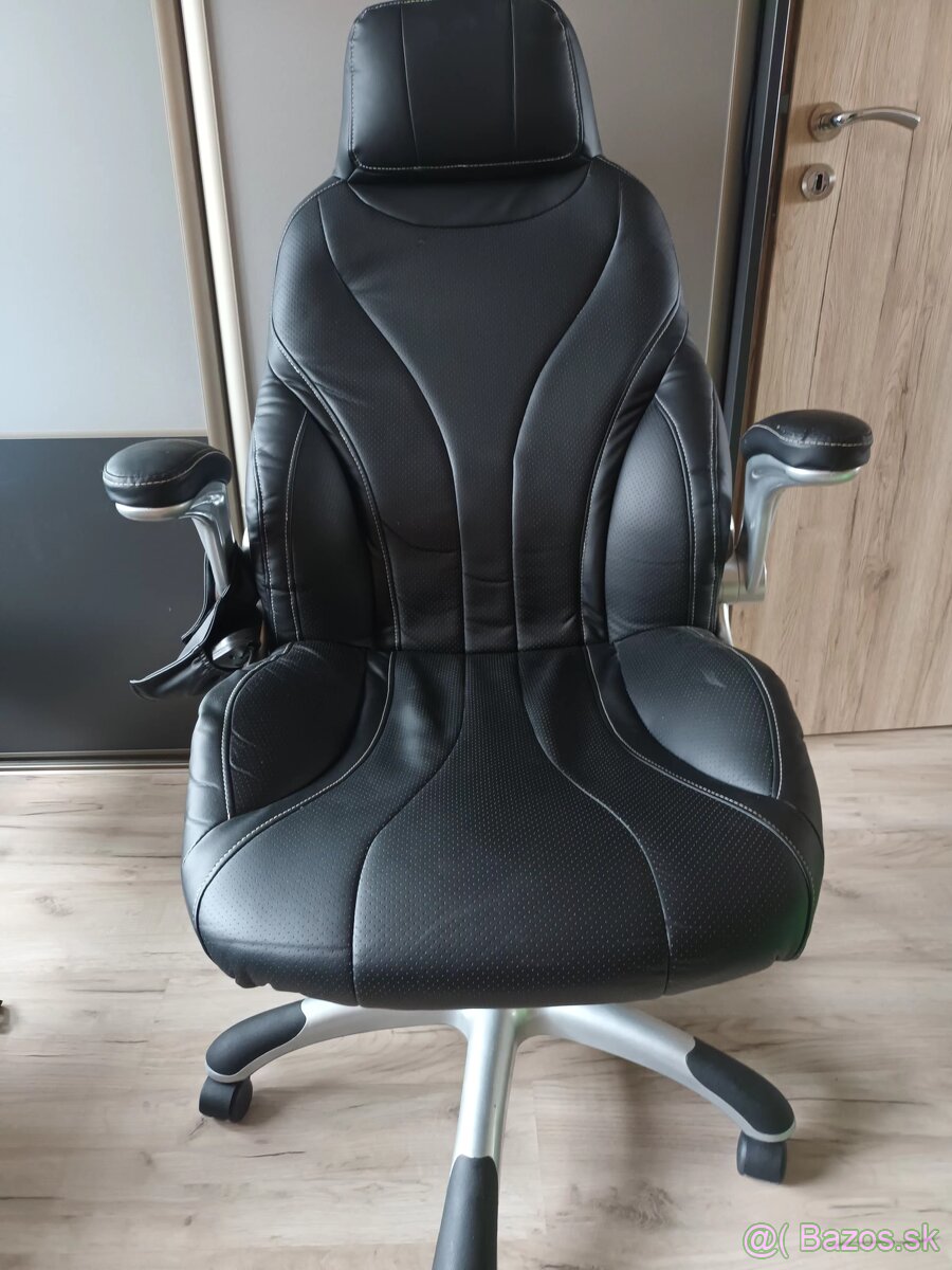 Čierna masážna stolička