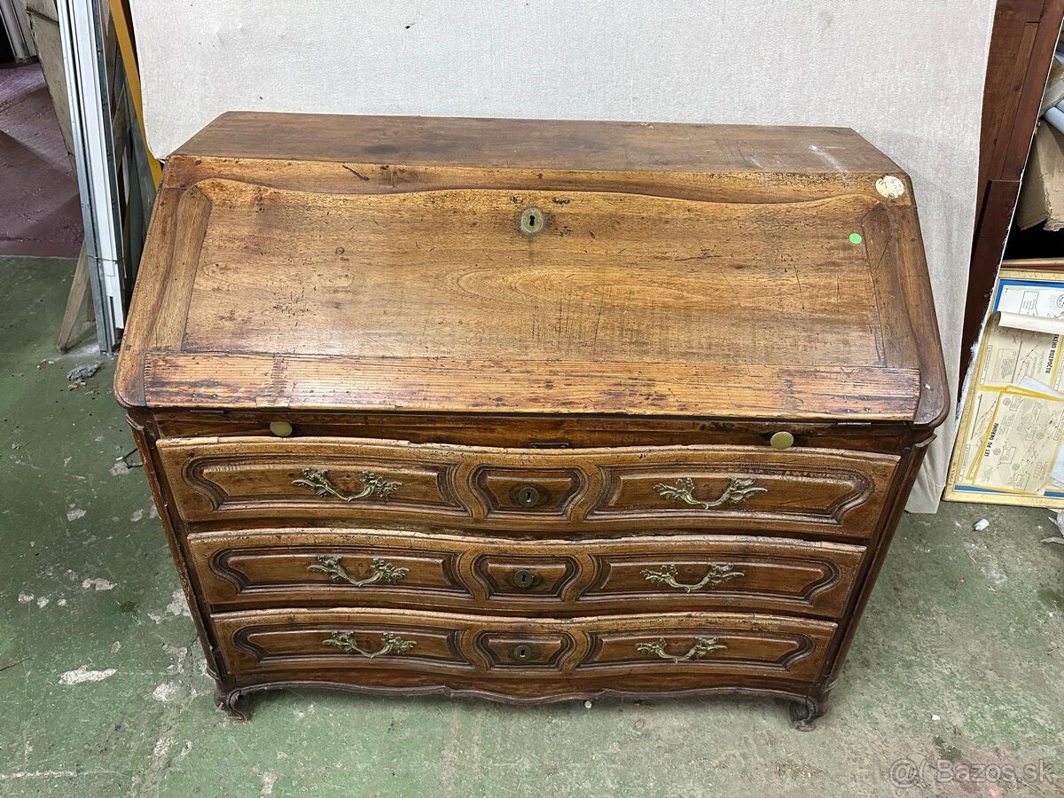 Starý drevený sekretár