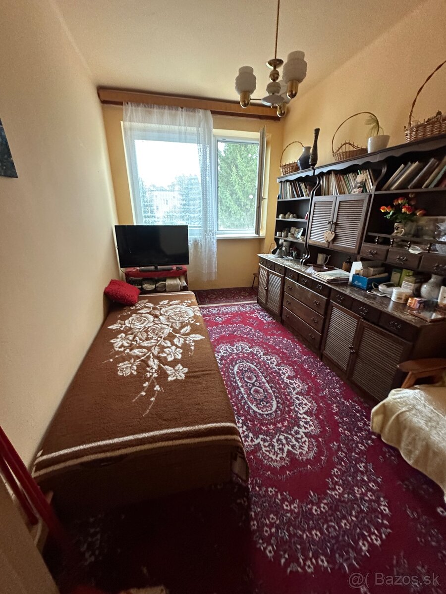 Ponúkam Vám na predaj 3 izbový byt s balkónom s garážou a so