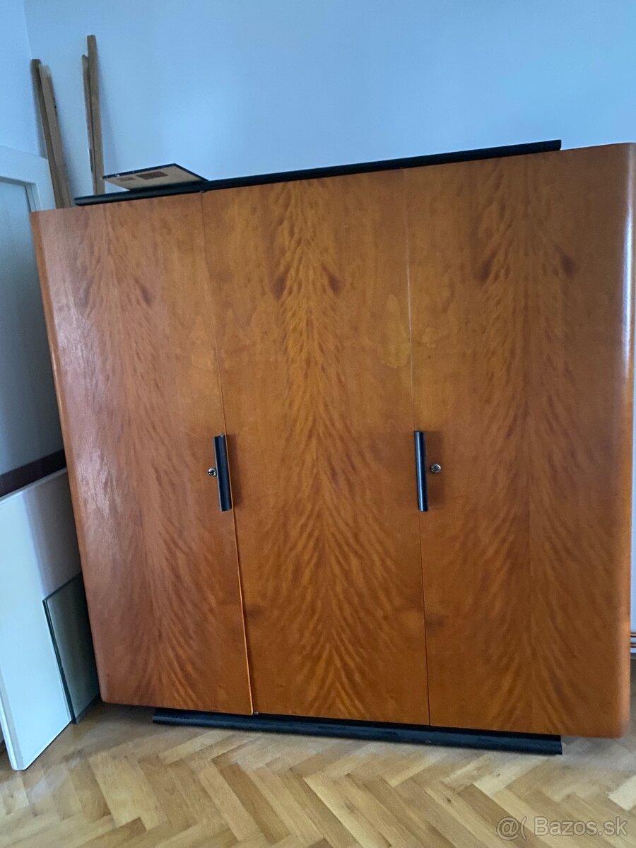 Satnikova retro skrina