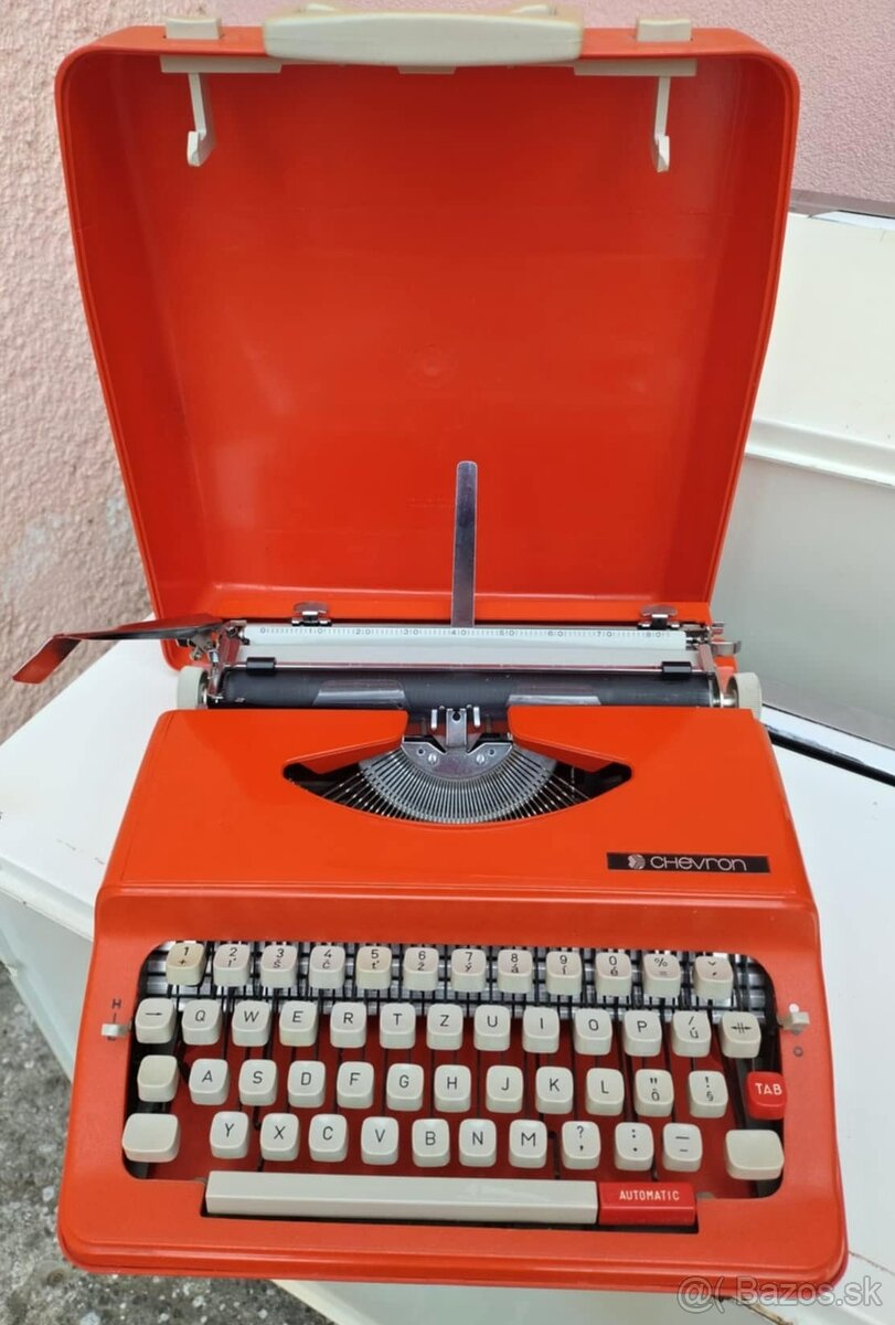 Retro písací stroj v kufríku Chevron
