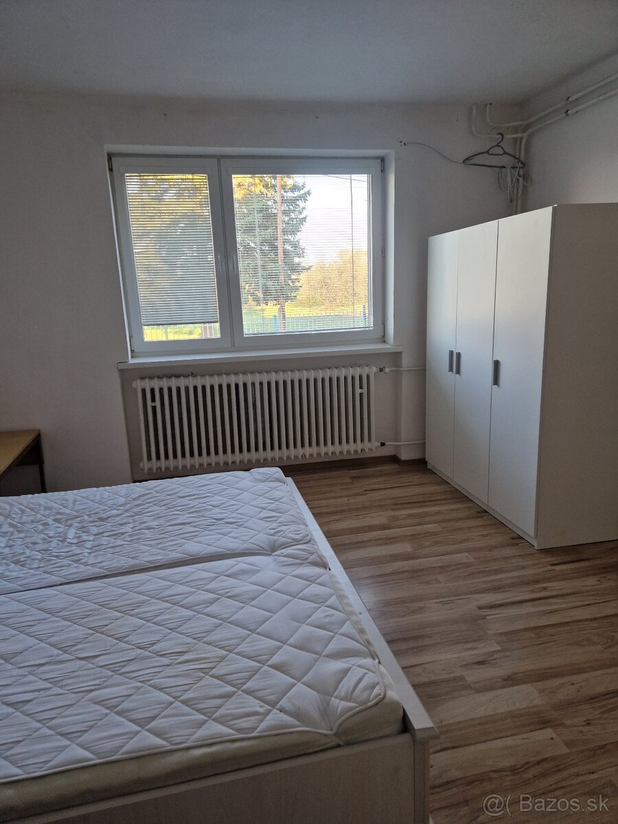 Prízemie rodinného domu so záhradou, skladom blízko PO