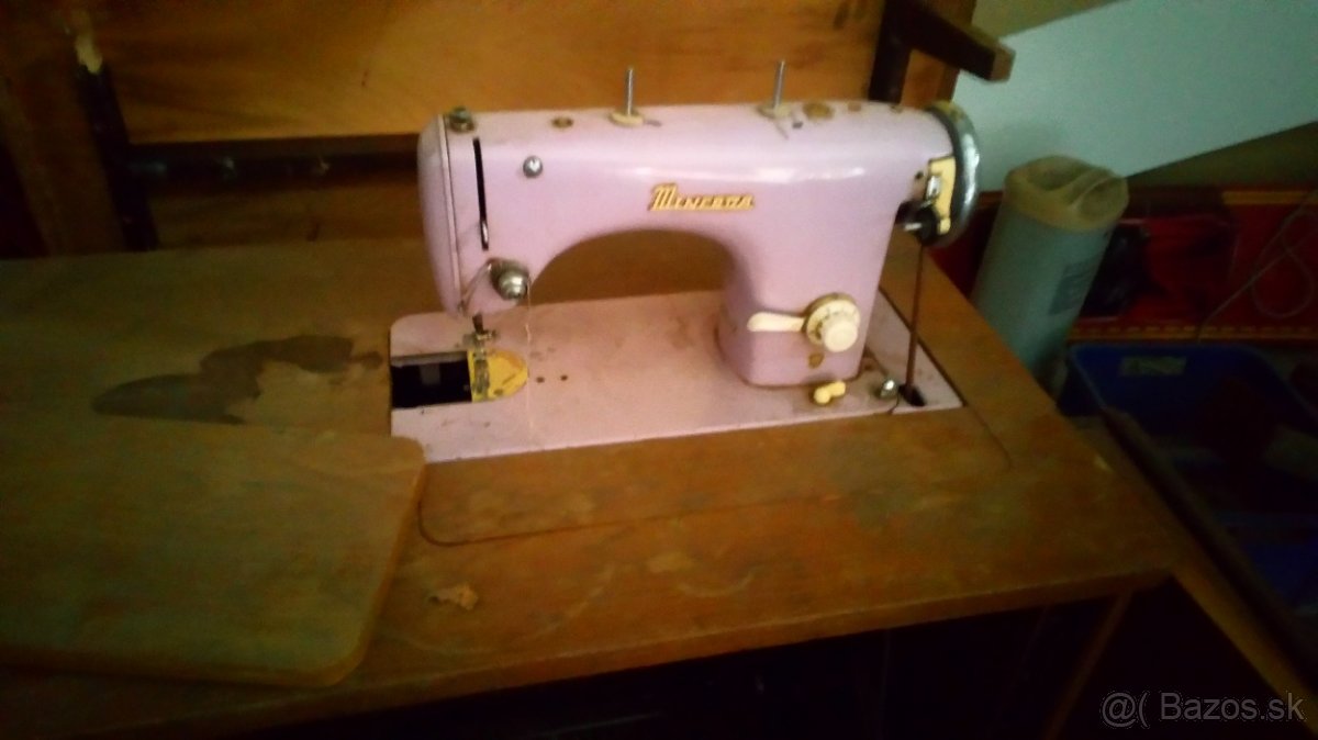 ŠIJACÍ STROJ MINERVA SKRIKA