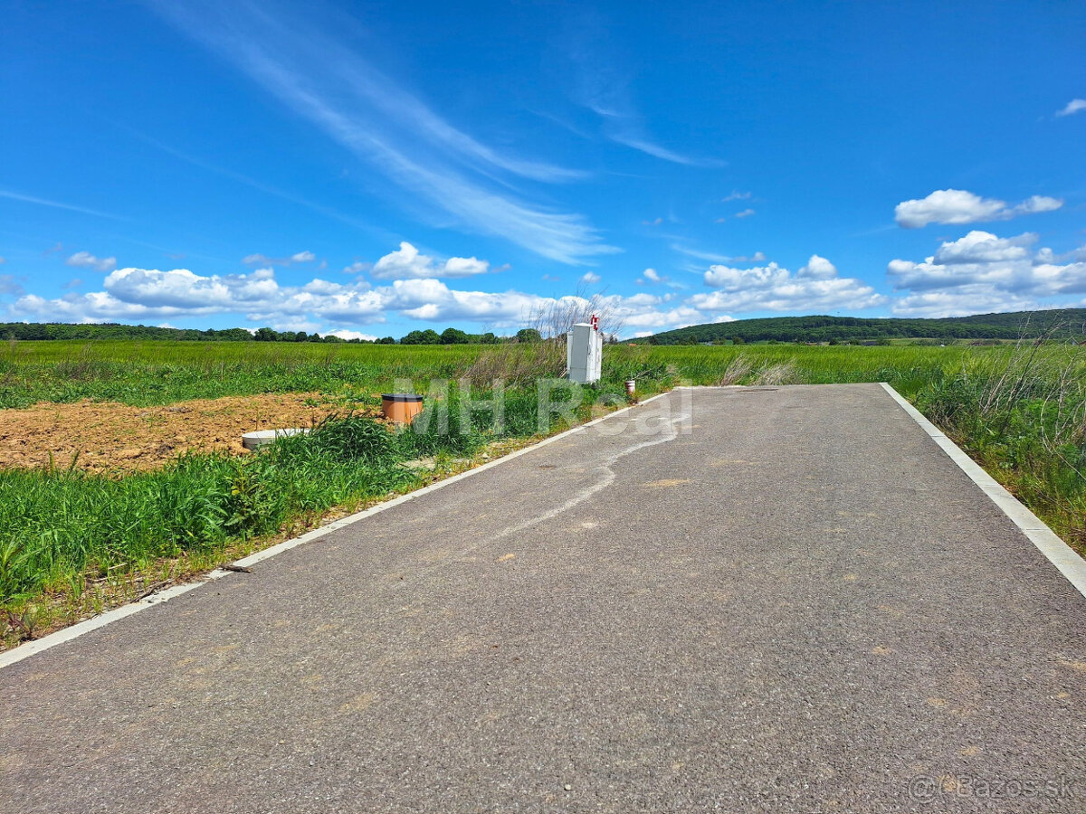ROZHANOVCE - lukratívny stav. pozemok, kom. siete 758 m2