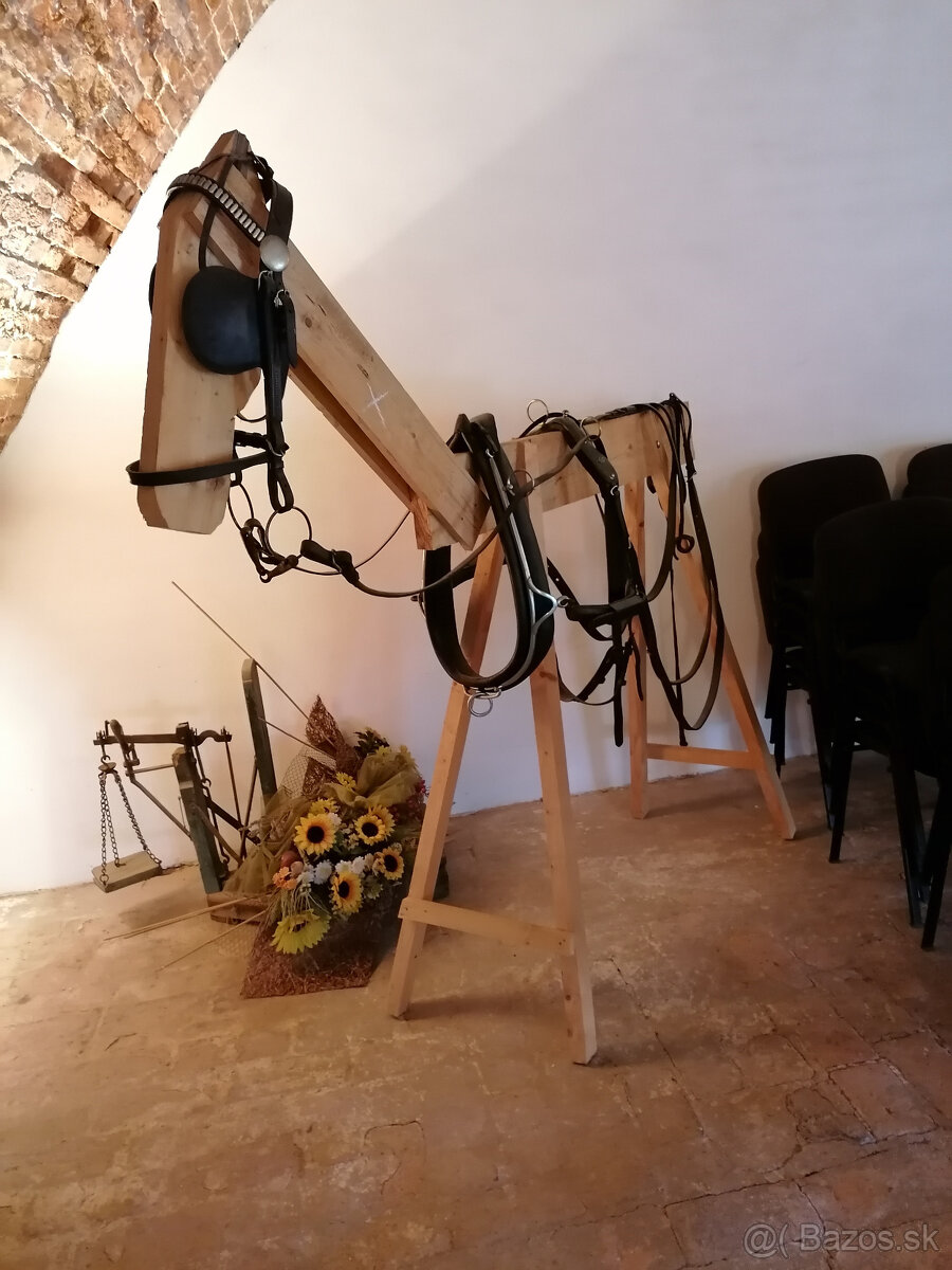 drevená maketa koňa s postrojom