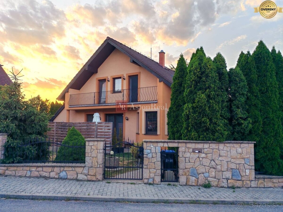 Štýlový dvojgeneračný 5-izb. dom, bazén, Trenčianska Turná