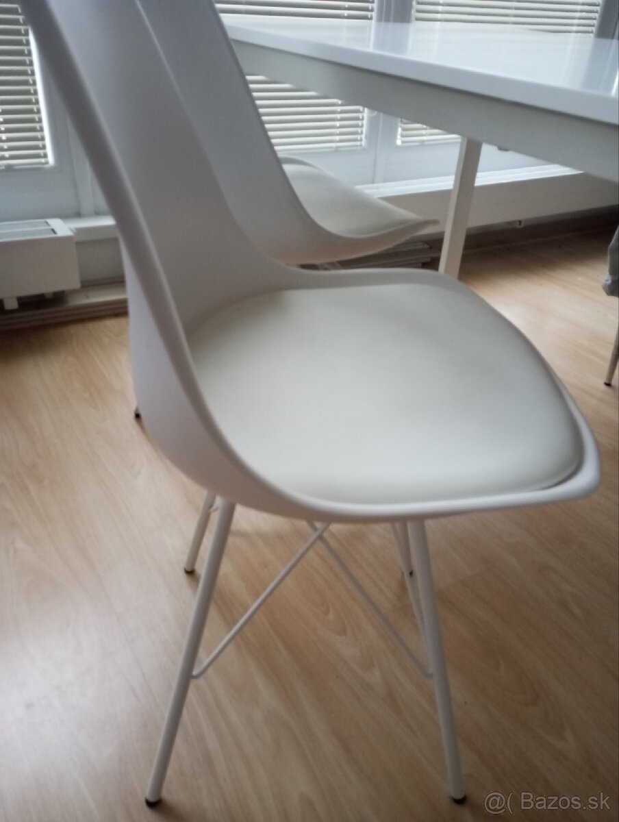 4 moderné biele stoličky 10 eur/kus