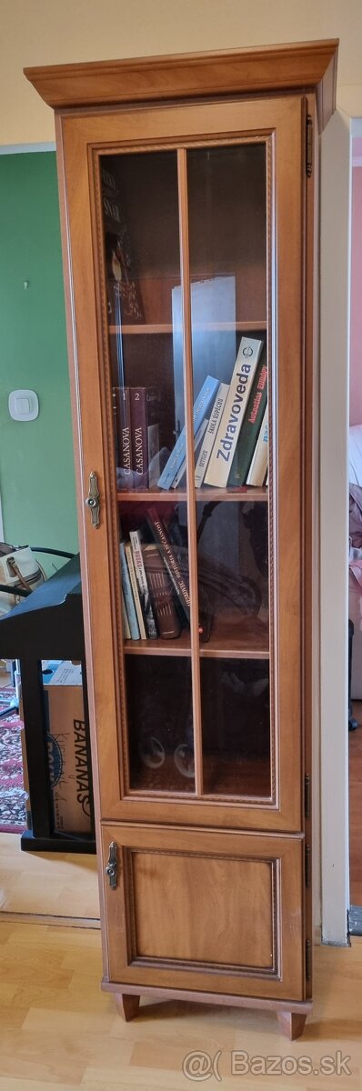 Presklenná skrinka z drevotriesky