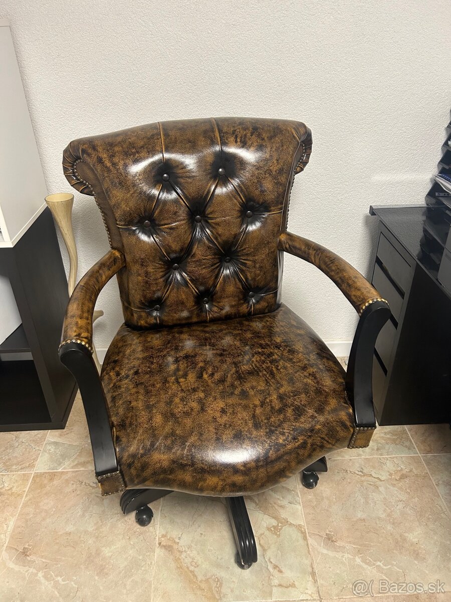 Kapitánske kožené kreslo Chesterfield