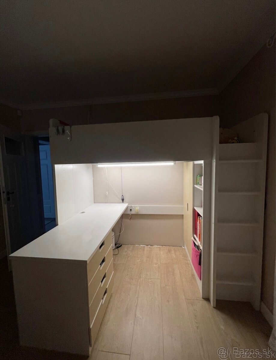 Vysoká detská posteľ so stolom a zásuvkami