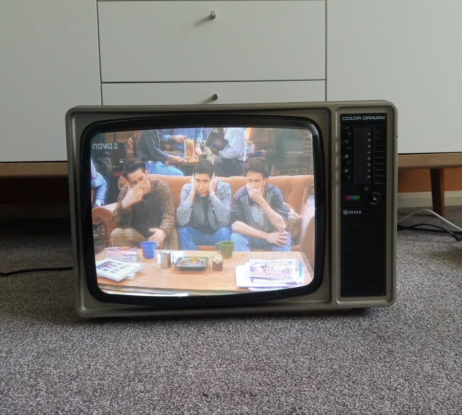Funkční starý retro televizor Tesla Color Oravan