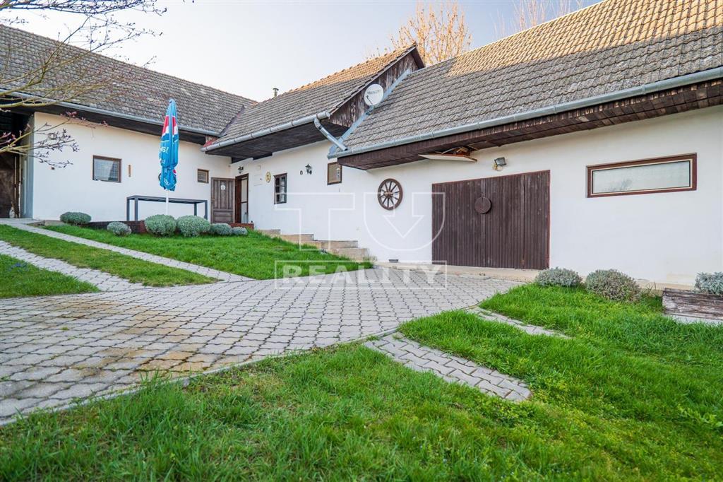 TUreality ponúka krásny dom s obrovským pozemkom v...