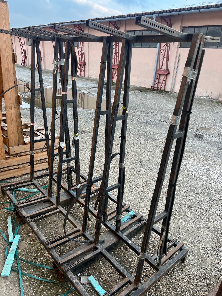 Stojan na sklá alebo okná.