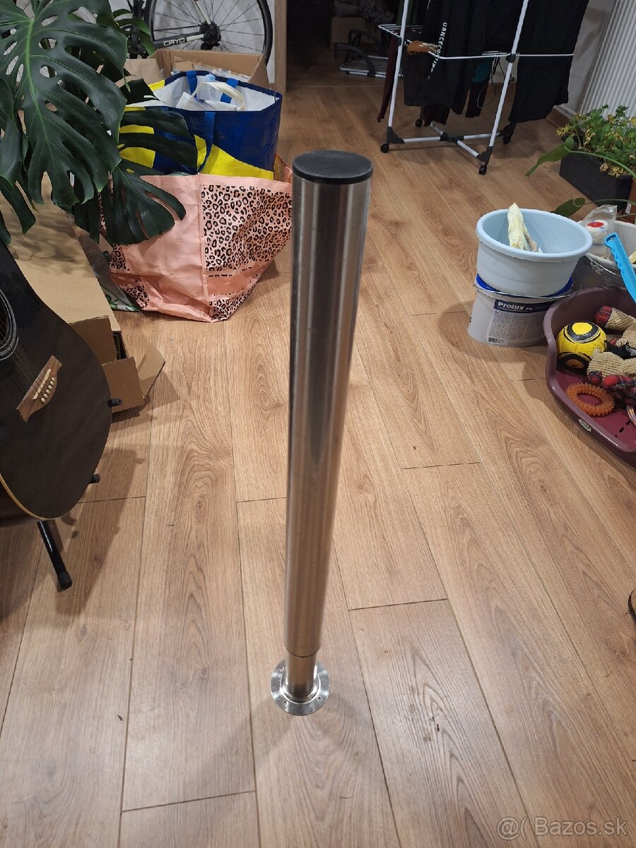 Výškovo nastaviteľná noha stola