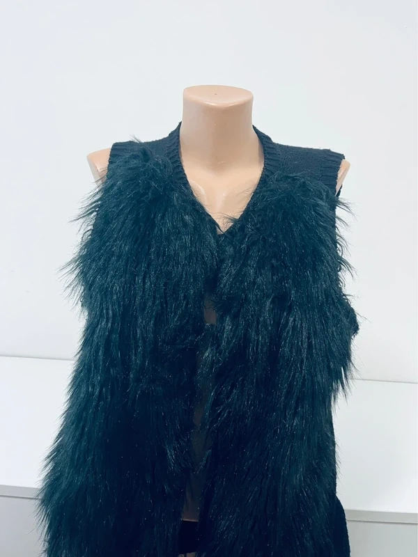 Štýlová čierna chlpatá vesta H&M vel M