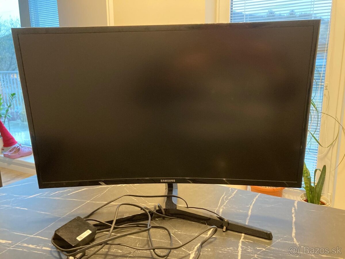 Predám prehnutý monitor Samsung 27"