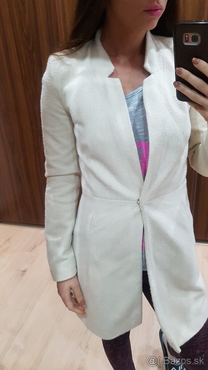 zara kremovy kabatik - -