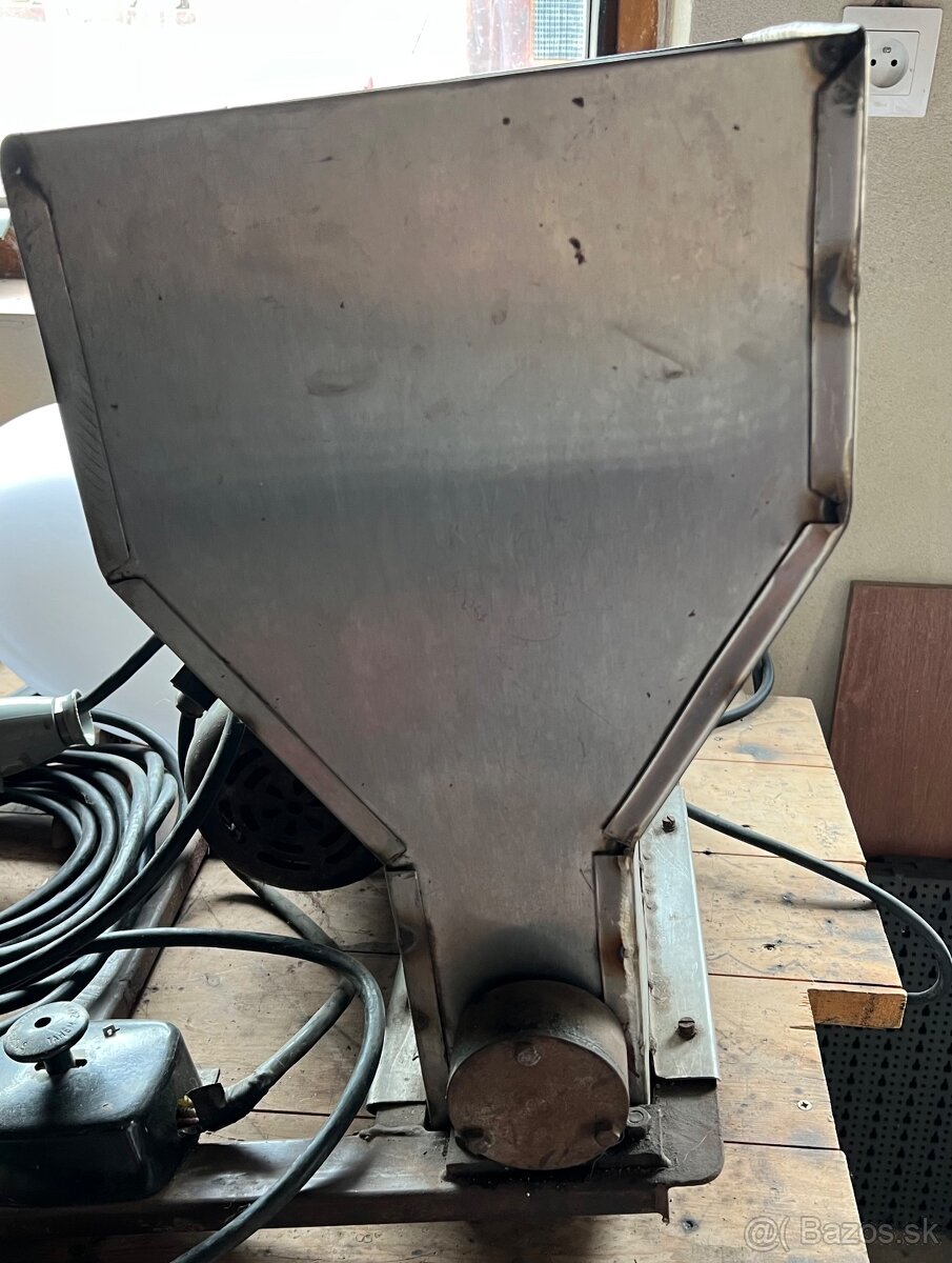 Elektricky nerezovy mlyncek