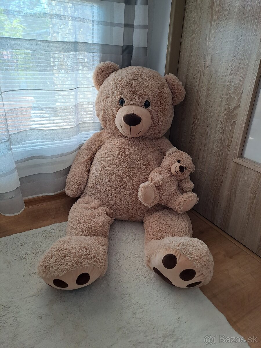 Veľký plyšový medveď