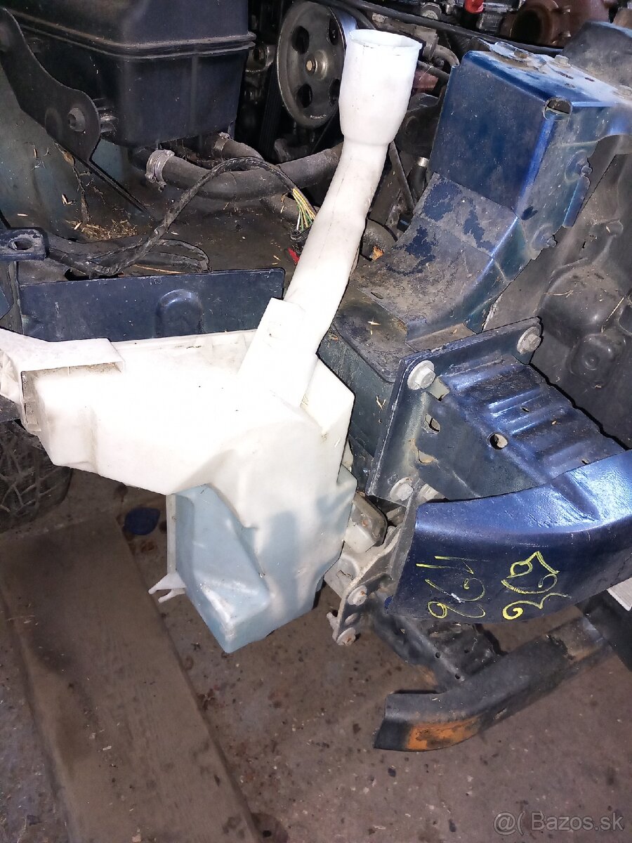 Peugeot 407 nádobka na ostrekovač