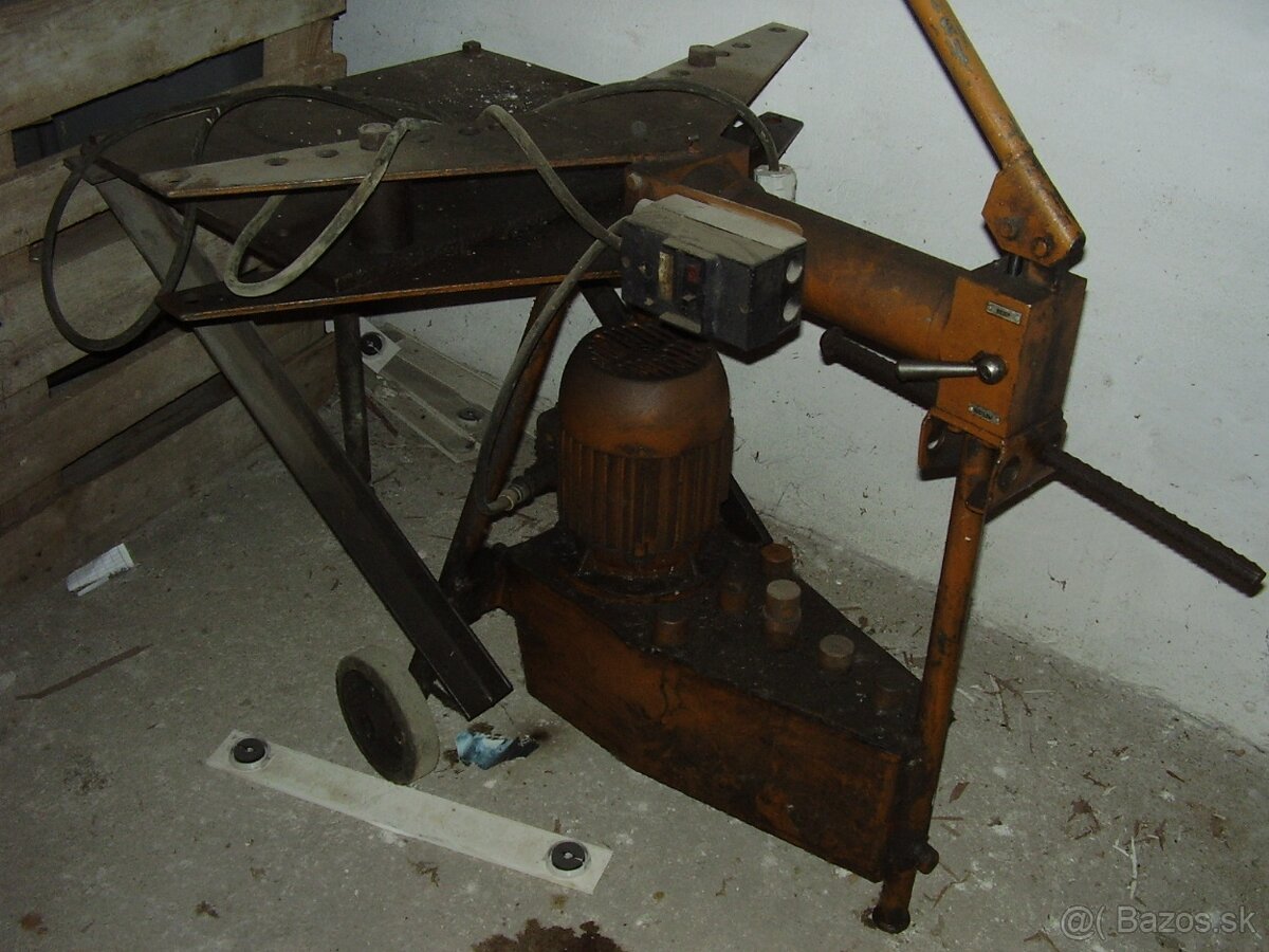Ohýbačka rúr hydraulická