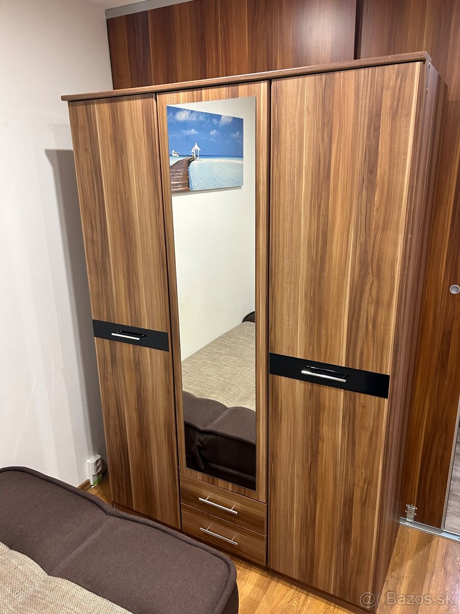 Nábytok- skriňa, komoda, poličky(vhodné aj pod tv), stolík