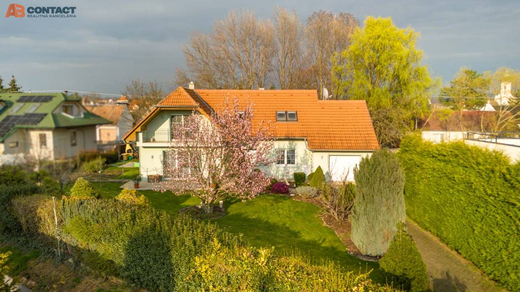 NOVINKA Rodinný dom v Krakovanoch s upravenou okrasnou záhra