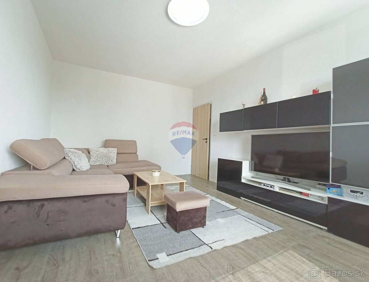 REZERVOVANÉ 2 izbový zrekonštruovaný byt s 2 balkónmi na sko