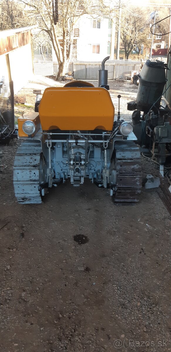Pasový traktor