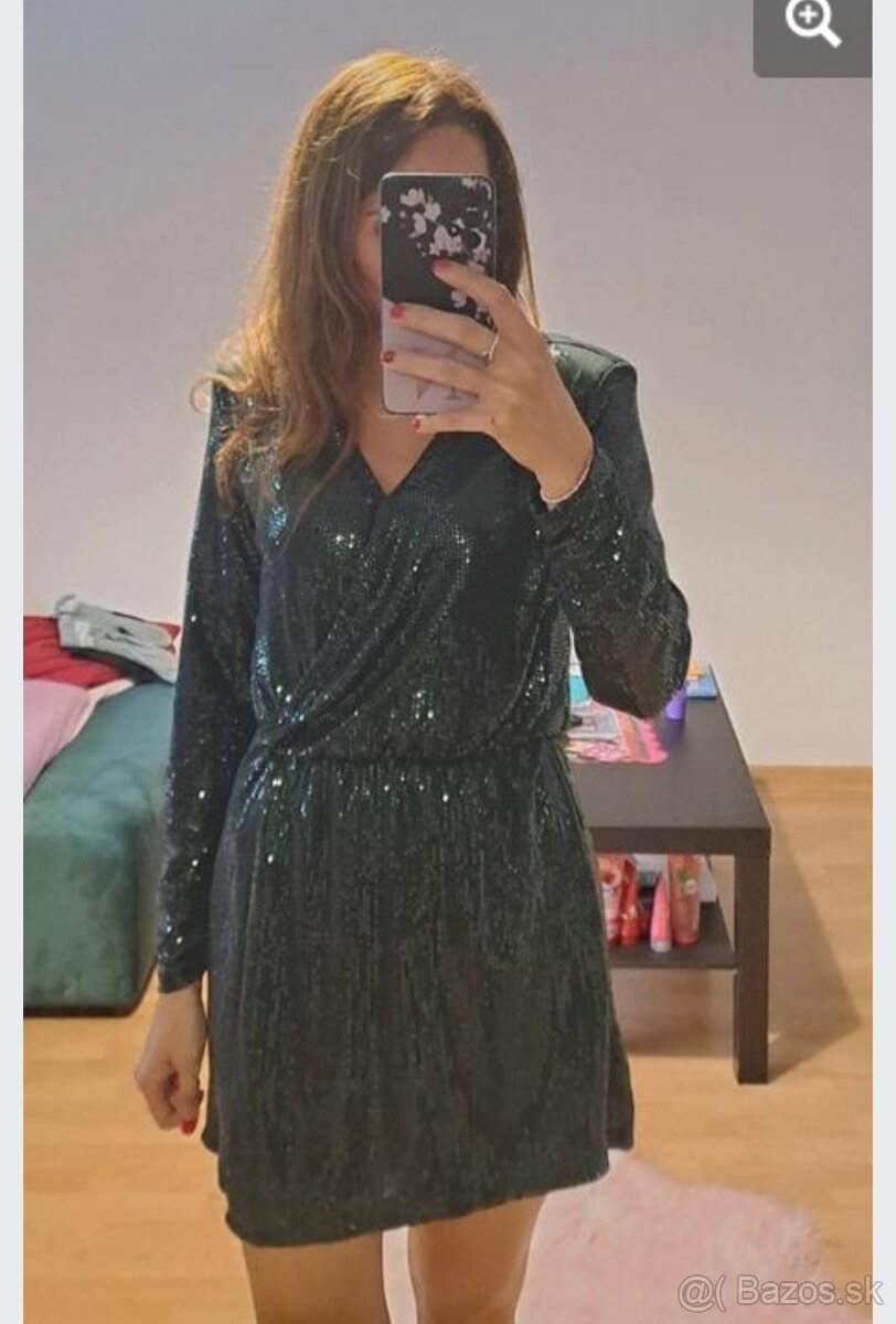Krasny trblietkavy skort overal