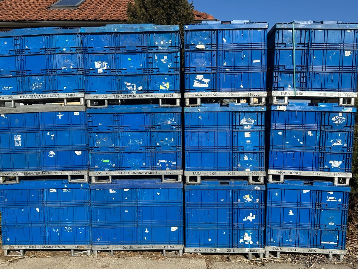 Plastové bedničky+kovová paleta+dekel