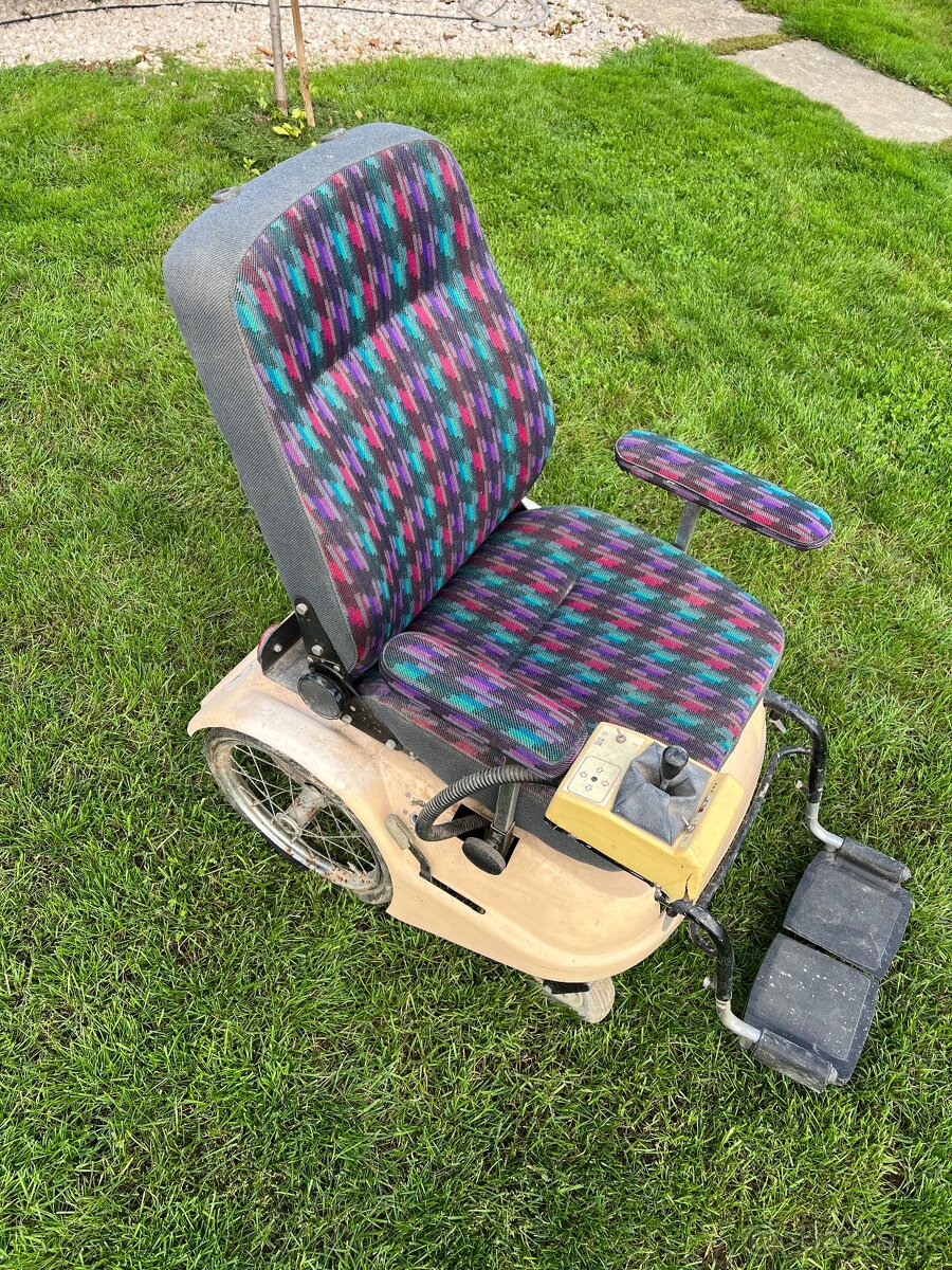 Starší elektrický invalidný vozík