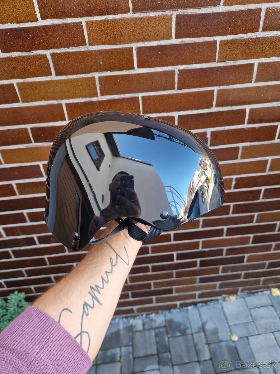 Prilba inlines na korcule alebo skateboard