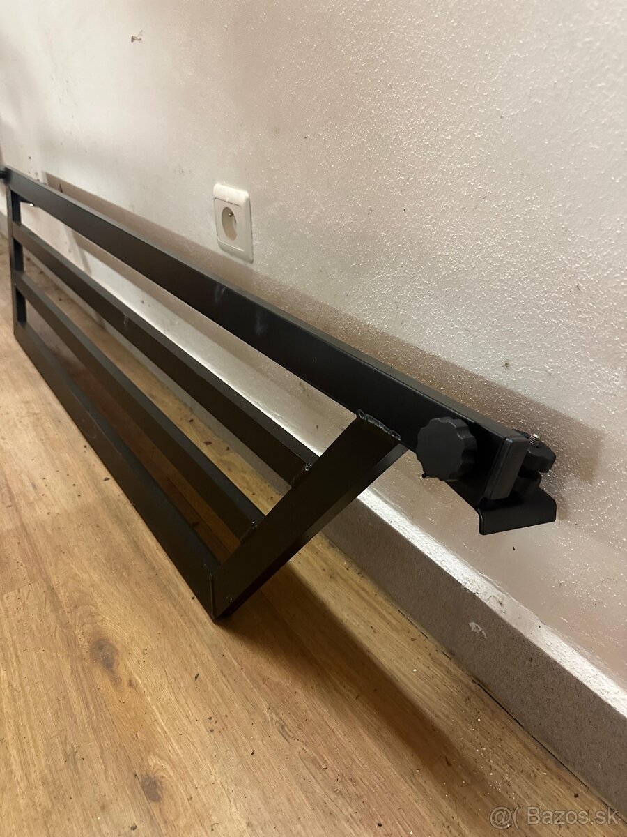 Deliaci rám na korbu na pick up